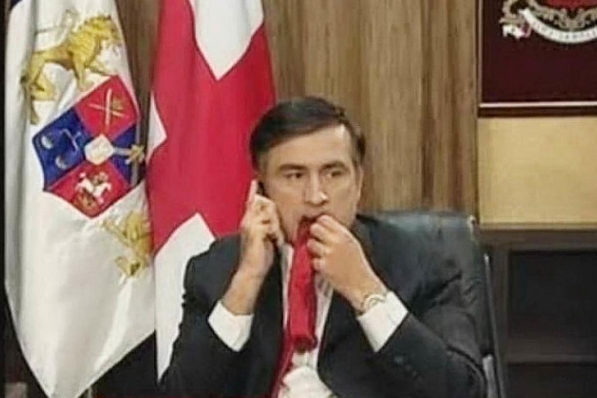 Саакашвили галстук кушает